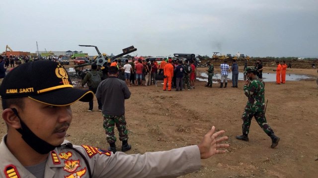 Suasana evakuasi bangkai helikopter yang jatuh di Kawasan Industri Kendal (KIK), Kabupaten Kendal, Jawa Tengah, Sabtu (6/6). Foto: Afiati tsalitsati/kumparan