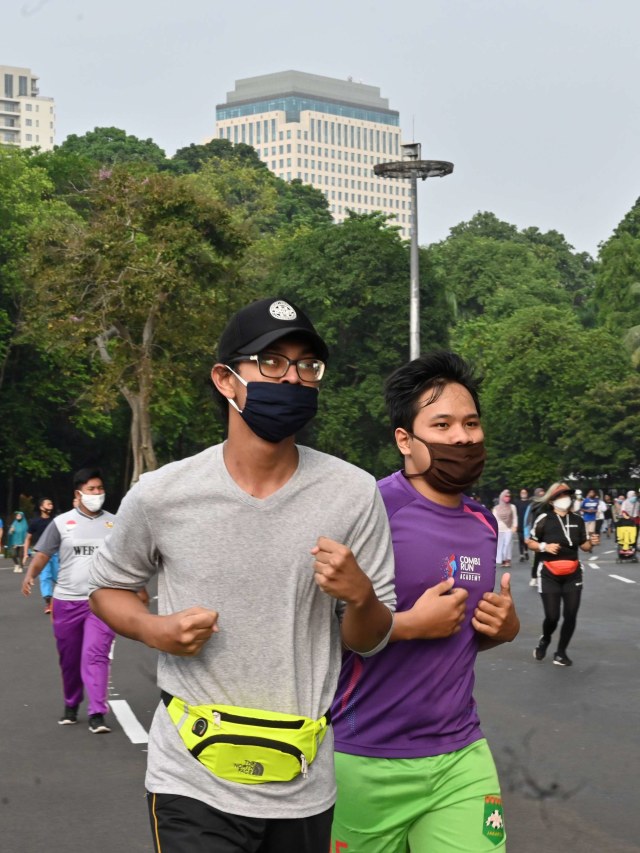 Warga berolahraga di kawasan Gelora Bung Karno, Jakarta, Minggu (7/6). Foto: AFP/ADEK BERRY