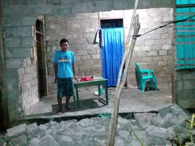 Salah satu rumah warga Morotai yang rusak diguncang gempa bumi. Foto: Istimewa