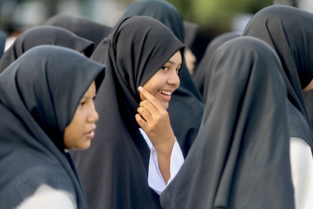 Siswi madrasah di Aceh saat mengikuti upacara peringatan Hari Santri Nasional 2019. Foto: Suparta/acehkini
