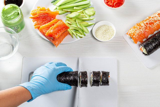 Ilustrasi memasak menggunakan sarung tangan Foto: flickr/ Marco Verch