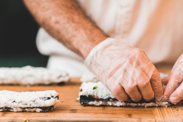 Ilustrasi memasak menggunakan sarung tangan Foto: Pixabay