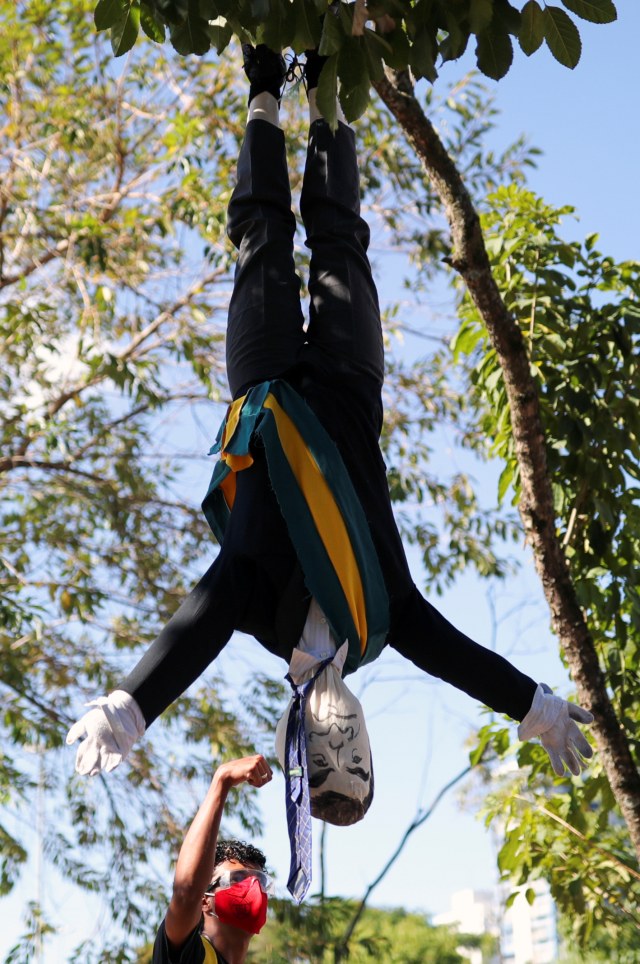 Aksi demonstrasi menentang Presiden Jair Bolsonaro di Brasil, Minggu (7/6). Foto: Reuters/Amanda Perobelli