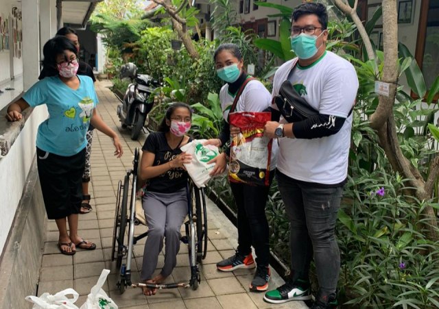 Panitia program “Sharing is Caring” dari PT Kontak Perkasa Futures (KPF) Bali saat menyerahkan paket sembako di panti asuhan. (image by istimewa)