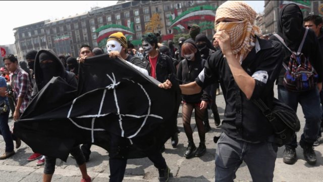 Ilustrasi kelompok Anarko. Foto: Reuters/Edgard Garrido