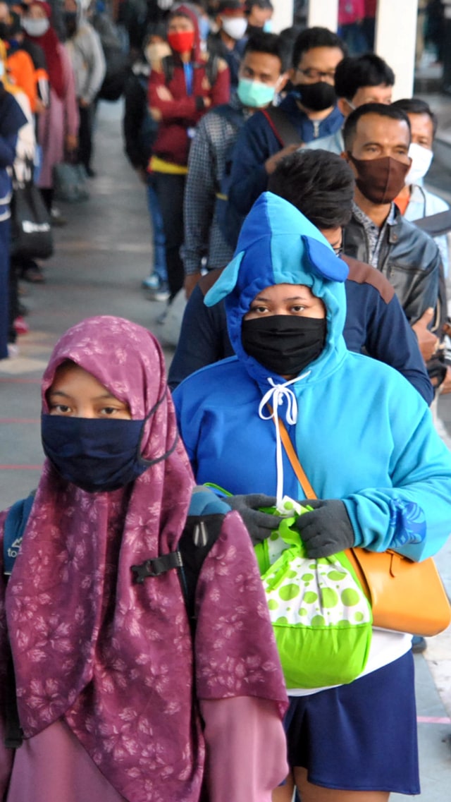 Sejumlah calon penumpang KRL Commuter Line mengantre menuju pintu masuk Stasiun Bogor di Jawa Barat, Senin (8/6). Foto: Arif Firmansyah/ANTARA FOTO