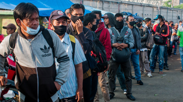 Sejumlah calon penumpang KRL Commuter Line antre hingga ke jalan raya di Stasiun Rangkasbitung, Lebak, Banten, Senin (8/6/2020). Foto: Muhammad Bagus Khoirunas/ANTARA FOTO