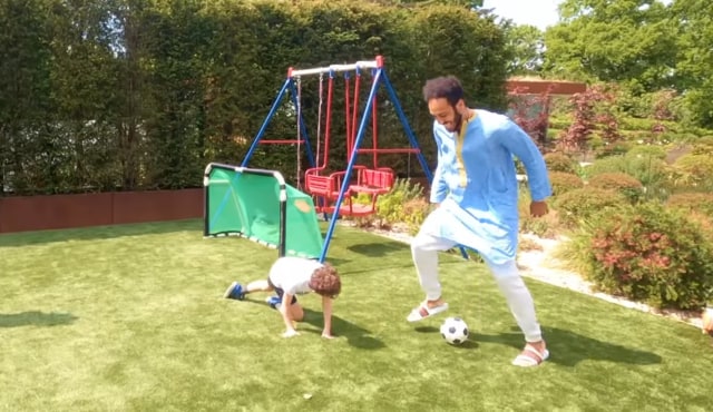 Aubameyang bermain bersama anaknya. (Foto: MTV International/YouTube )