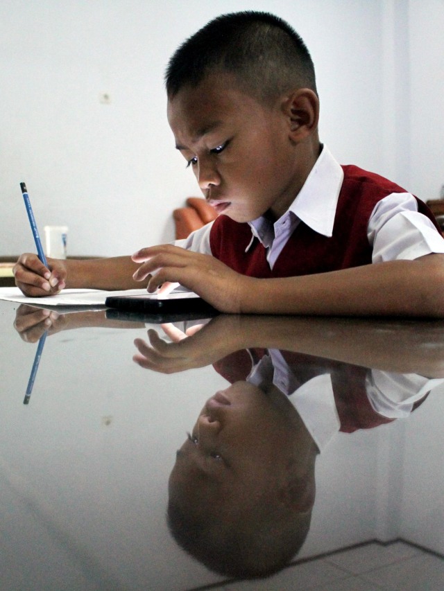 Ilustrasi murid di Makassar sedang mengerjakan ujian nasional. Foto: ANTARA FOTO/Arnas Padda