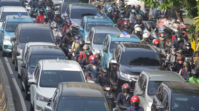 Sejumlah kendaraan terjebak kemacetan di Jalan Mampang Prapatan, Jakarta, Senin (8/6). Foto: ANTARA FOTO/Reno Esnir