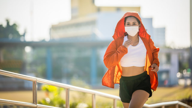 Ilustrasi olahraga sambil menggunakan masker. Foto: Shutterstock