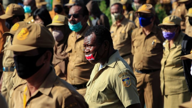 Aparatur Sipil Negara (ASN) Provinsi Papua mengikuti apel gabungan di halaman kantor Gubernur Papua, Jayapura, Papua, Senin (8/6). Foto: Antara/Gusti Tanati