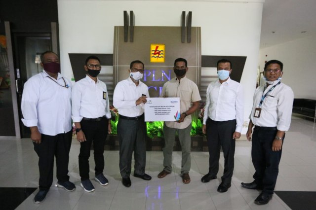 Penyerahan bantuan kepada kelompok nelayan Aceh. Dok. Mukhtar Juned 