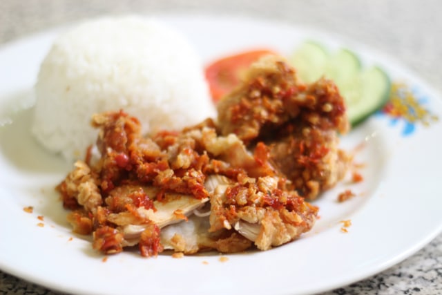 Ilustrasi ayam geprek. Foto: Shutterstock