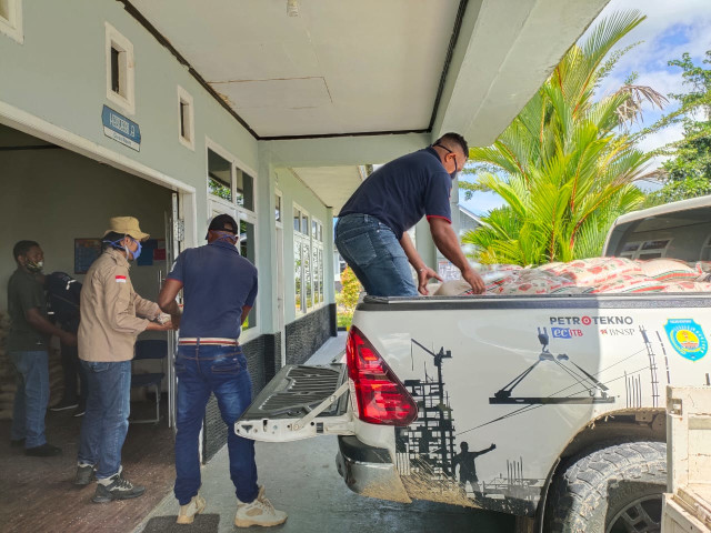 Pengurus Petrotekno Migas Bintuni salurkan bantuan beras. Foto: Istimewa