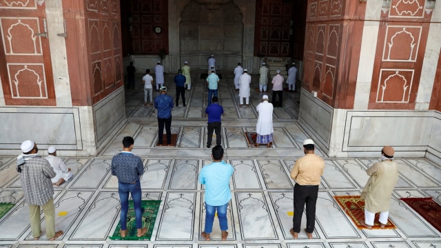 Sejumlah masyarakat di India melaksanakan salat jumat di Jama Masjid India. Foto: REUTERS/Anushree Fadnavis