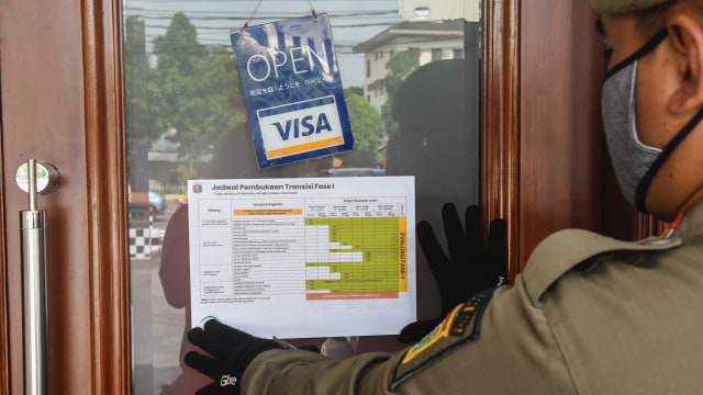 Ilustrasi penerapan PSBB di restoran. Foto: Antara/Muhammad Adimaja