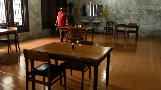 Ilustrasi penerapan PSBB di restoran. Foto: Antara/Muhammad Adimaja