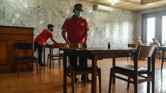 Ilustrasi penerapan PSBB di restoran. Foto: Antara/Muhammad Adimaja