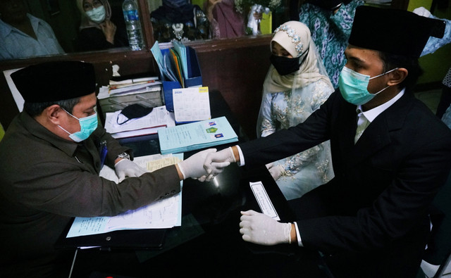 Ilustrasi akad nikah di KUA saat pandemi corona. Foto: Irfan Adi Saputra/kumparan