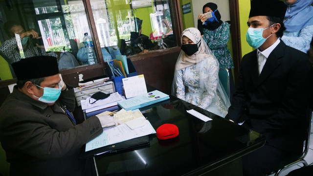 Ilustrasi akad nikah di KUA saat pandemi corona. Foto: Irfan Adi Saputra/kumparan