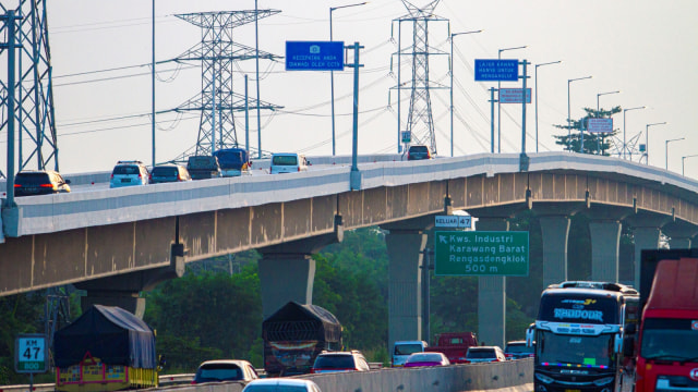 Sejumlah kendaraan melaju di jalan tol layang Jakarta - Cikampek (Japek) KM 47, Karawang, Jawa Barat, Senin (8/6). Foto: ANTARA FOTO/M Ibnu Chazar