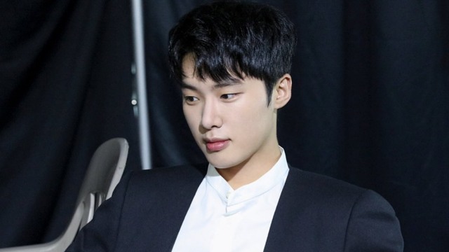 Aktor Kim Dong Hee. Foto: Instagram/kim_d.he