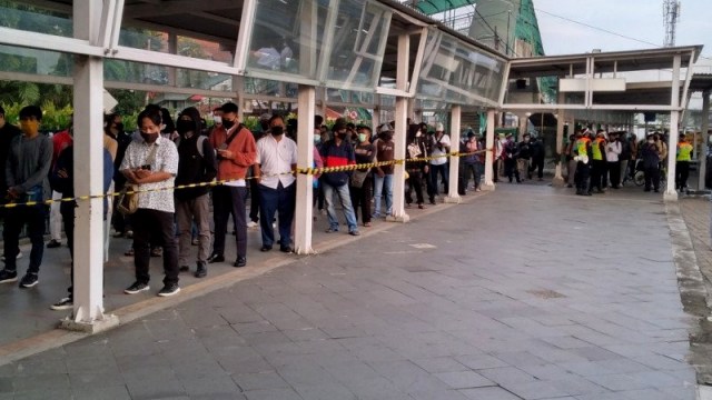 Calon penumpang KRL tampak masih antri di lorong Stasiun Bogor menuju pintu tap di dalam stasiun, pada Selasa (9/6/2020). Foto: Riza Harahap/Antara