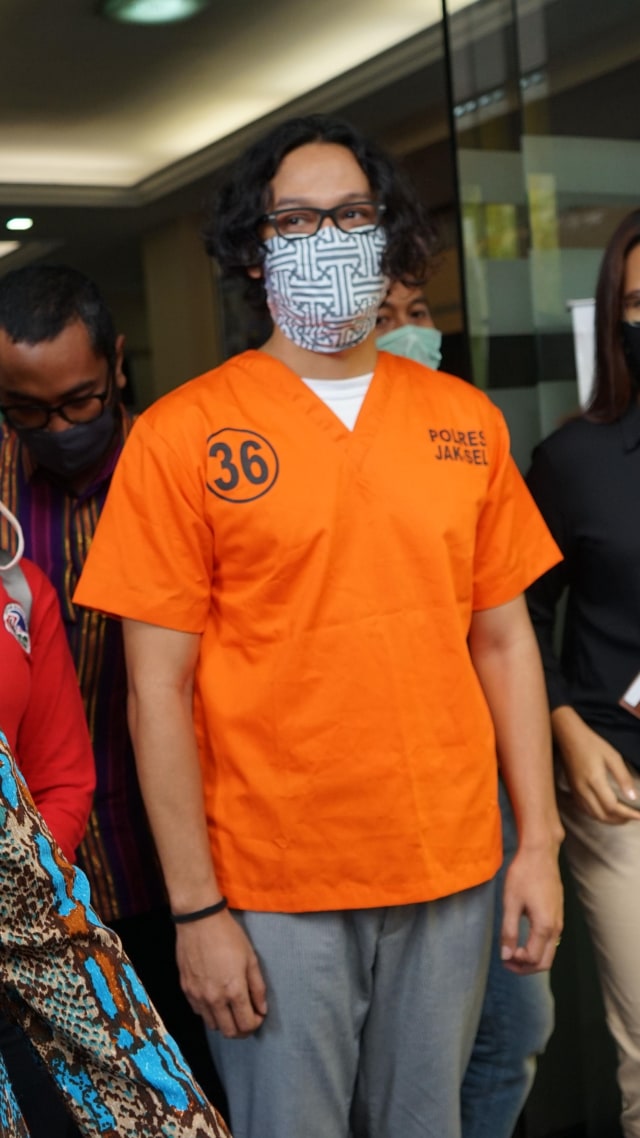 Aktor Dwi Sasono saat dipindahkan ke RSKO dari Polres Jakarta Selatan, Jakarta, Selasa (9/6/2020)
 Foto: Ronny