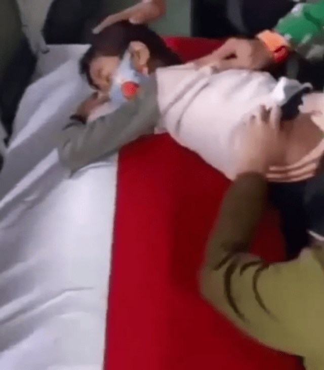 Anak Kapten Kadek menangis ayahnya meninggal. (Foto: @galeri.prajurit.tni/Instagram)