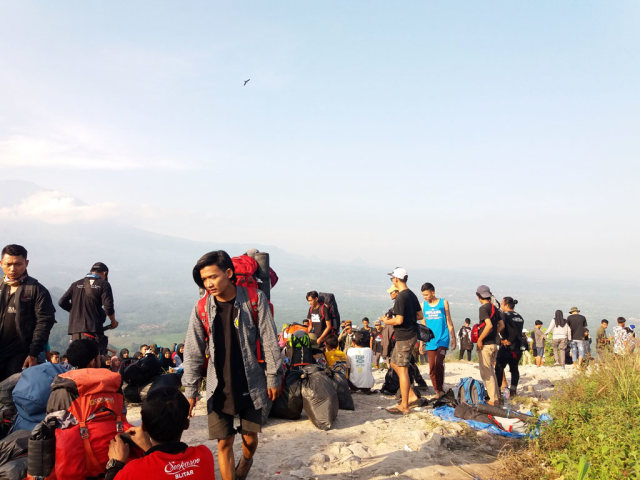 Objek wisata Bukit Sanghyang Dora di Kecamatan Leuwimunding, Majalengka, diserbu pengunjung, Minggu (7/6/2020). (Oki Kurniawan)