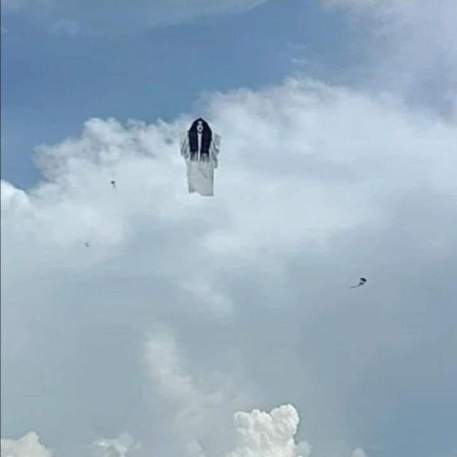 Layang-layang berbentuk kuntilanak. (Foto: @ndorobeii/Instagram)