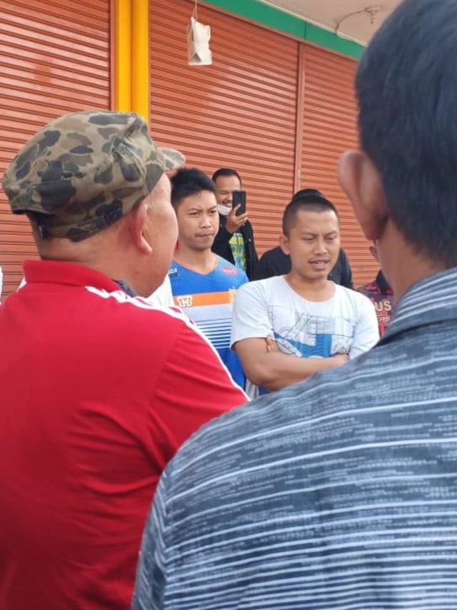 Seorang kepala sekolah di Garut bawa pistol. Foto: Dok. Istimewa