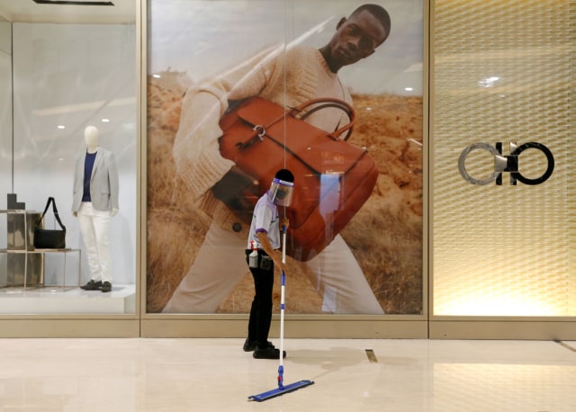 Petugas membersikan lantai di Senayan City, Jakarta. Foto: Ajeng Dinar Ulfiana/REUTERS