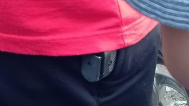 Seorang kepala sekolah di Garut bawa pistol. Foto: Dok. Istimewa