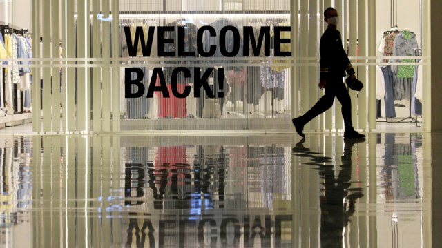 Tulisan 'Welcome Back' di Senayan City, Jakarta. Foto: Ajeng Dinar Ulfiana/REUTERS