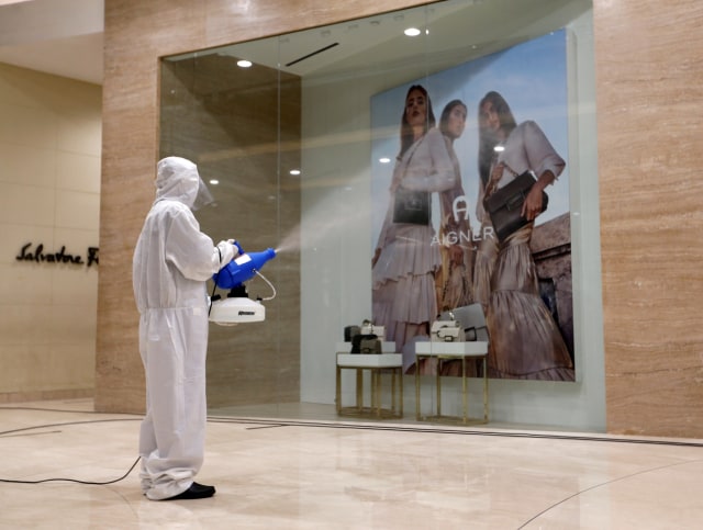Petugas menyemprotkan disinfektan di Senayan City, Jakarta. Foto: Ajeng Dinar Ulfiana/REUTERS