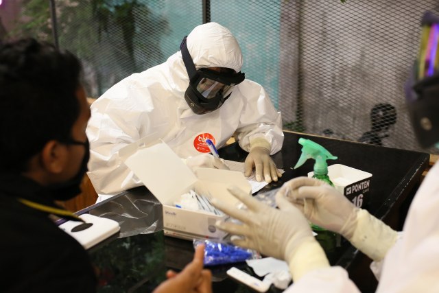 Pemeriksaan rapid test warga di Aceh, 18 April 2020. Foto: Suparta/acehkini