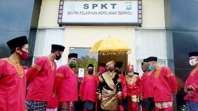 Sejumlah orang yang tergabung dalam Bakor KAN dan Mahkamat Adat Alam Minangkabau melaporkan Ade Armando ke Polda Sumbar (Foto: Irwanda/Langkan.id)