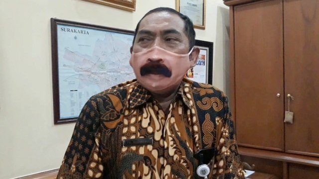 Wali Kota Solo FX Hadi Rudyatmo memakai masker kumis. Foto: Dok. Istimewa
