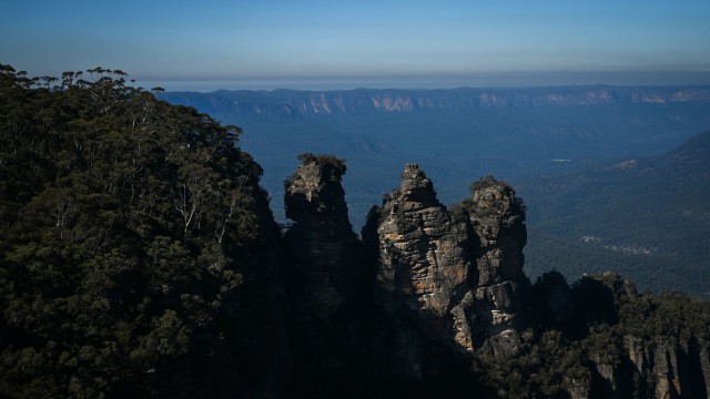 Tempat wisata lokal formasi batuan Three Sister di New South Wales Australia yang kembali dibuka. Foto: Loren Elliott/Reuters