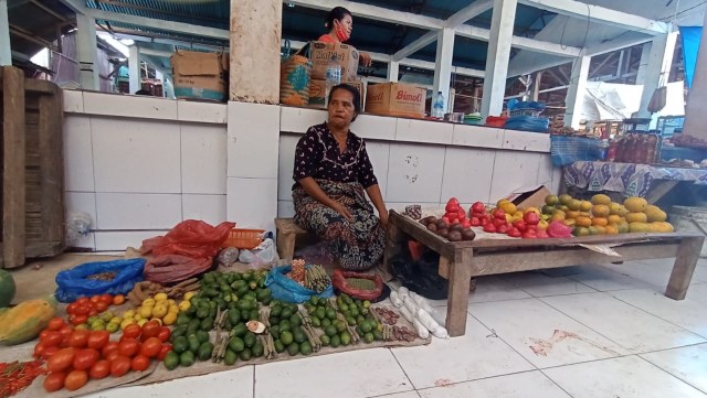 Salah satu pedagang sirih pinang dan buah - buahan di Pasar Tingkat Maumere.Foto: Albert Aquinaldo.