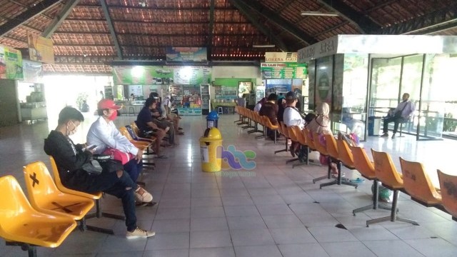 Situasi di ruang tunggu Terminal Rajekwesi Bojonegoro, yang relatif sepi. Rabu (10/06/2020) 