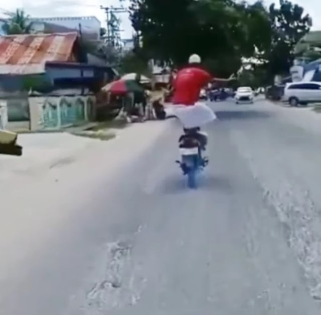 Viral, seorang kakek di Kalimantan Tengah berdiri di atas motor berujung ditangkap polisi. (Foto: Instagram/Tangkapan Layar @martapurapedia)