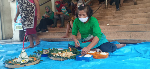 Berbagi masakan dan tumpeng di Pasar Kadipolo dengan bungkus semacam pincuk