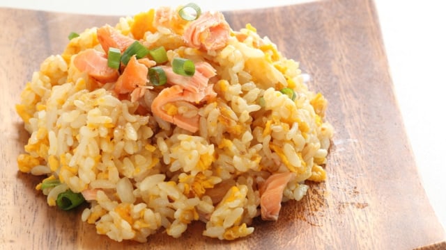 Ilustrasi nasi goreng salmon. Foto: Shutter Stock