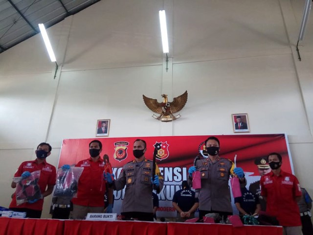 Jajaran Polres Kuningan menunjukkan barang bukti saat ekspose kasus perampokan rumah seorang pengusaha. (Andri Yanto)