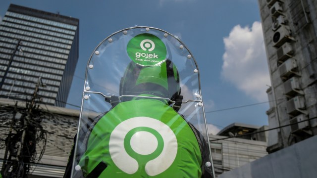 Pengemudi ojek daring mengenakan sekat pelindung saat menunggu penumpang di kawasan jalan Kendal, Jakarta, Rabu (10/6).  Foto: Galih Pradipta/ANTARA FOTO