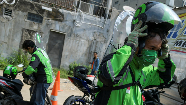 Pengemudi ojek daring mengenakan sekat pelindung saat menunggu penumpang di kawasan jalan Kendal, Jakarta, Rabu (10/6).  Foto: Galih Pradipta/ANTARA FOTO