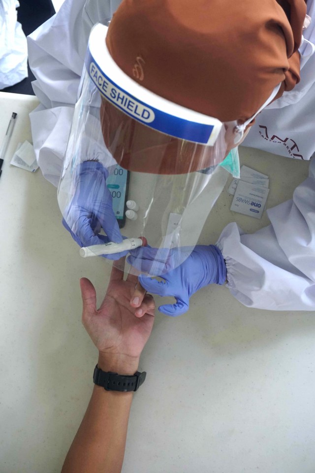 Petugas medis dari LKBN Antara saat melakukan rapid test di kumparan. Foto: Irfan Adi Saputra/kumparan